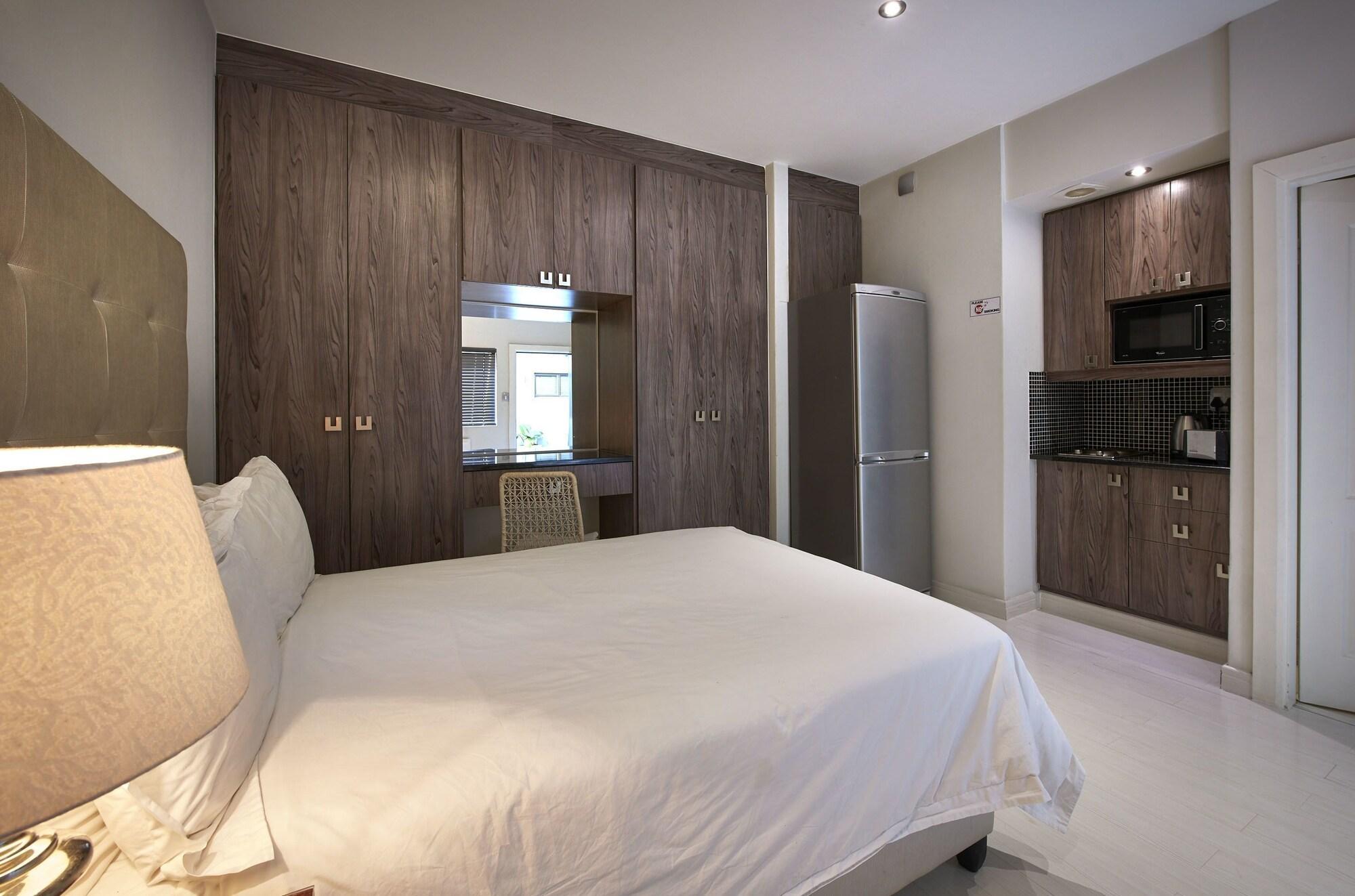 Dynasty Forest Sandown Self Catering Hotel 요하네스버그 외부 사진