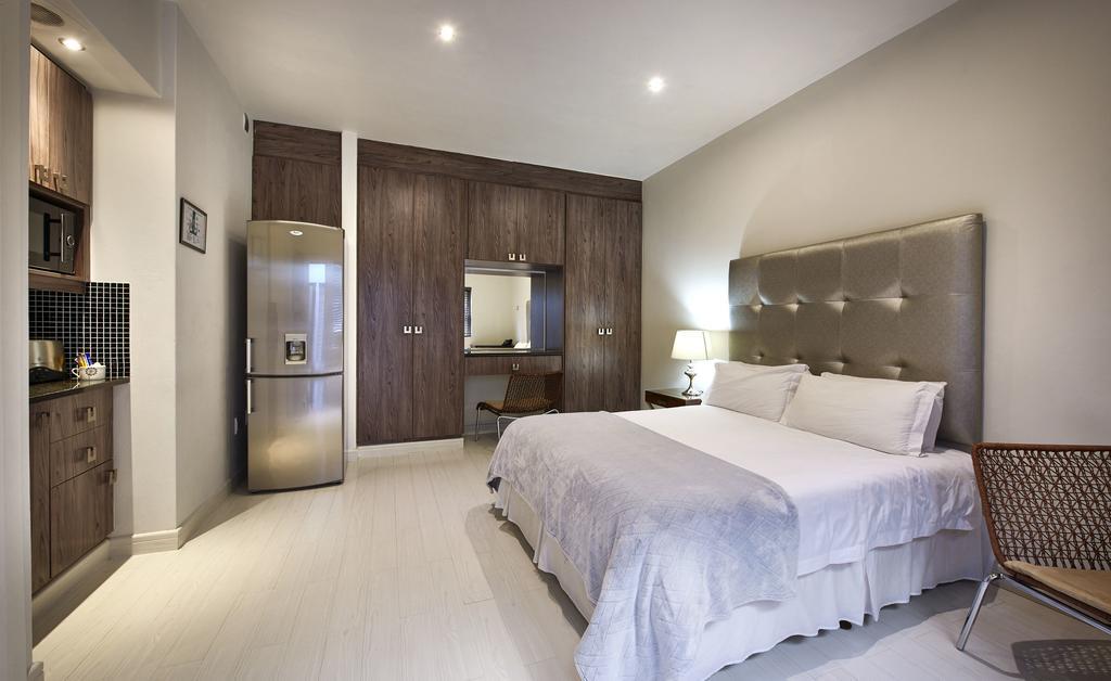 Dynasty Forest Sandown Self Catering Hotel 요하네스버그 객실 사진
